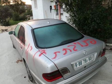 مستوطنون يعطبون مركبات ويخطون شعارات عنصرية غرب بيت لحم